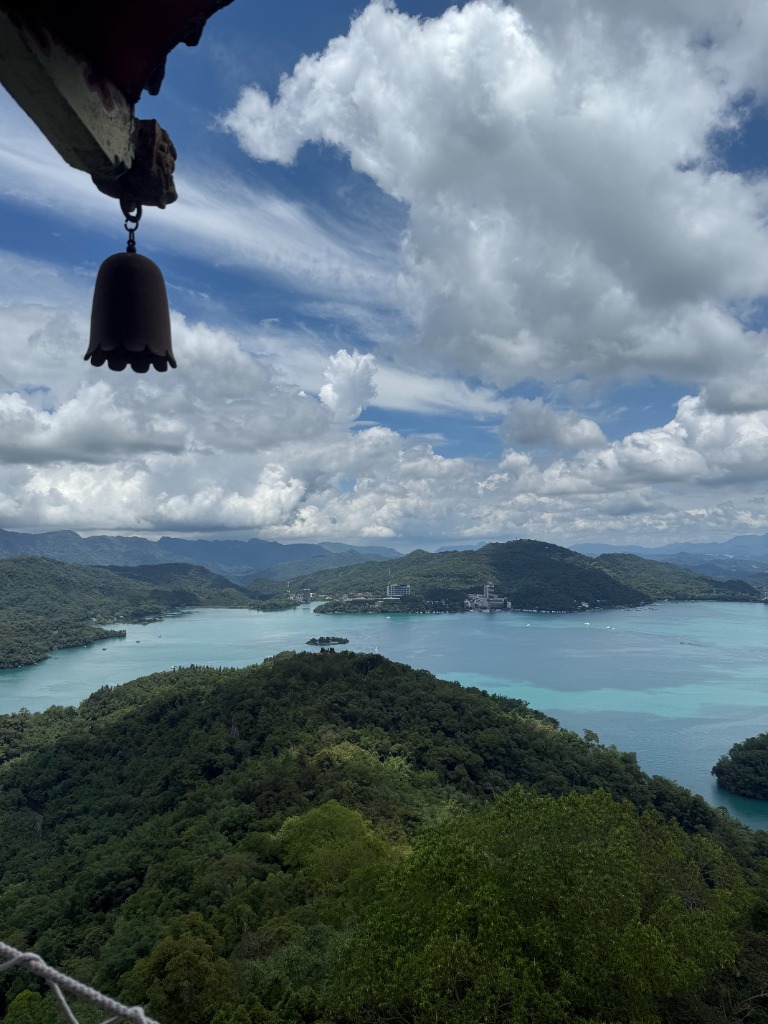 Vue panoramique depuis le sommet de la Pagode Ci'en sur le lac Sun Moon Lake, ses îles et les montagnes verdoyantes