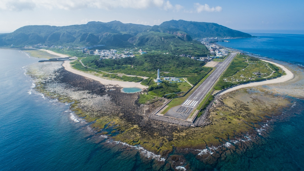 Vue aérienne de Green Island 綠島, phare, récifs coralliens et océan bleu