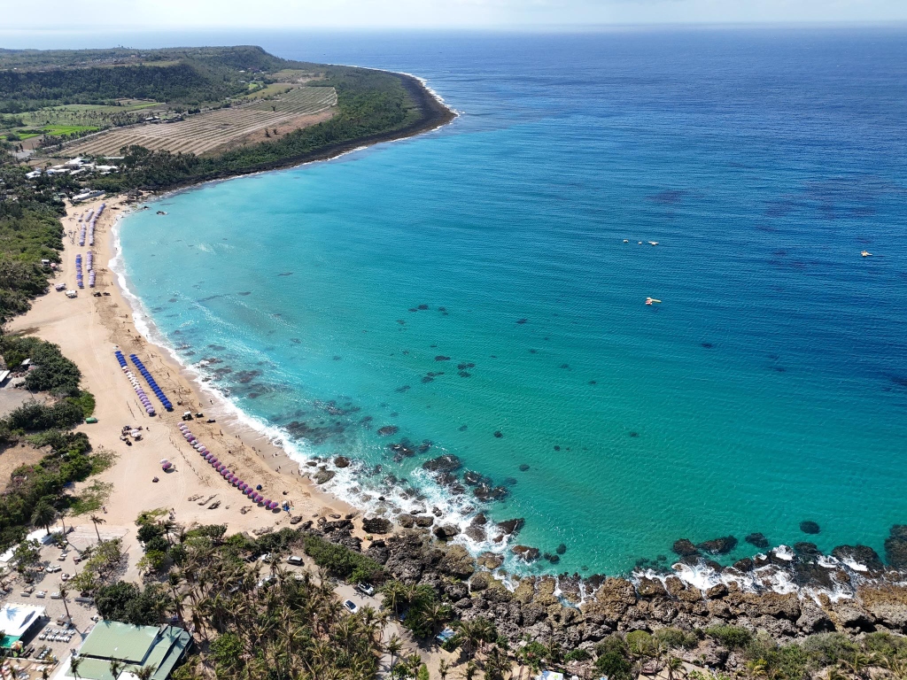 Vue aérienne de la plage tropicale de Kenting 墾丁 et de l'océan turquoise