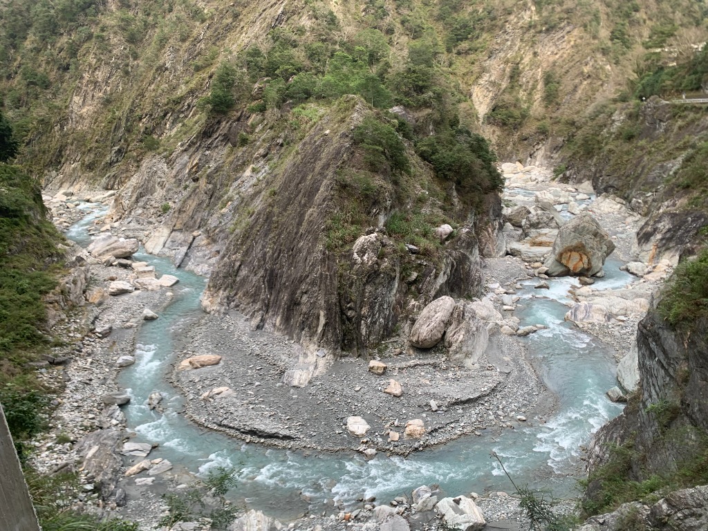 Méandre de la rivière dans les gorges de Taroko vu depuis un pont