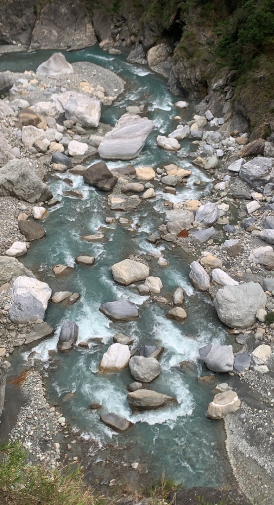 Rivière Liwu aux eaux turquoise et blocs de marbre blanc dans les gorges de Taroko