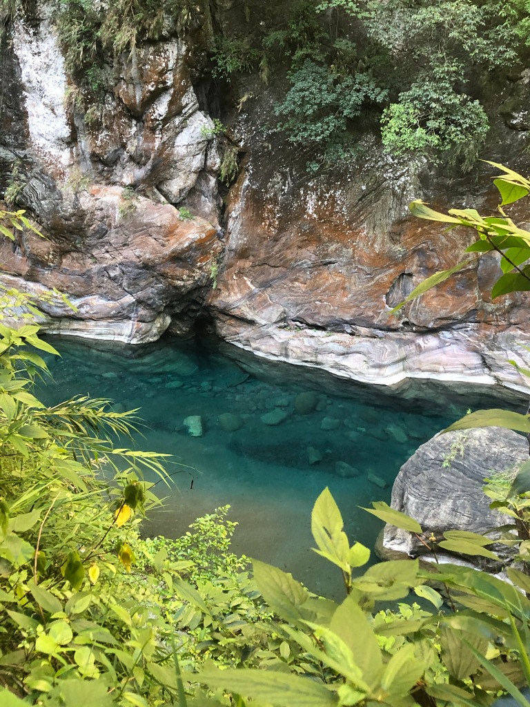 Eaux turquoise du sentier Shakadang dans les gorges de Taroko
