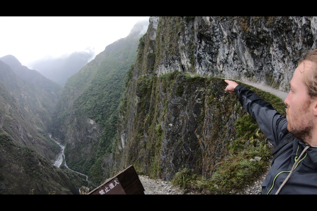 Zhuilu Old Road vu depuis un belvédère, sentier taillé dans la falaise de Taroko