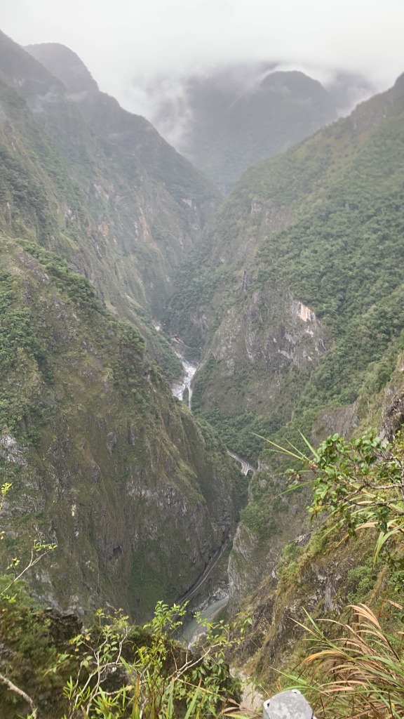Vue sur les gorges de Taroko depuis Hualien, falaises de marbre et rivière turquoise
